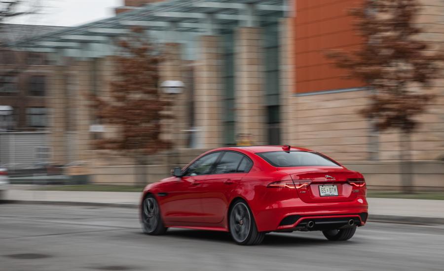  Jaguar XE P300 R-Dynamic 2019 года  (NA) (фото 29 из 40)